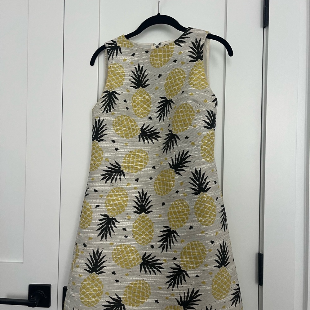 Alice & Olivia Sleeveless Pineapple Print Shift Dress in
